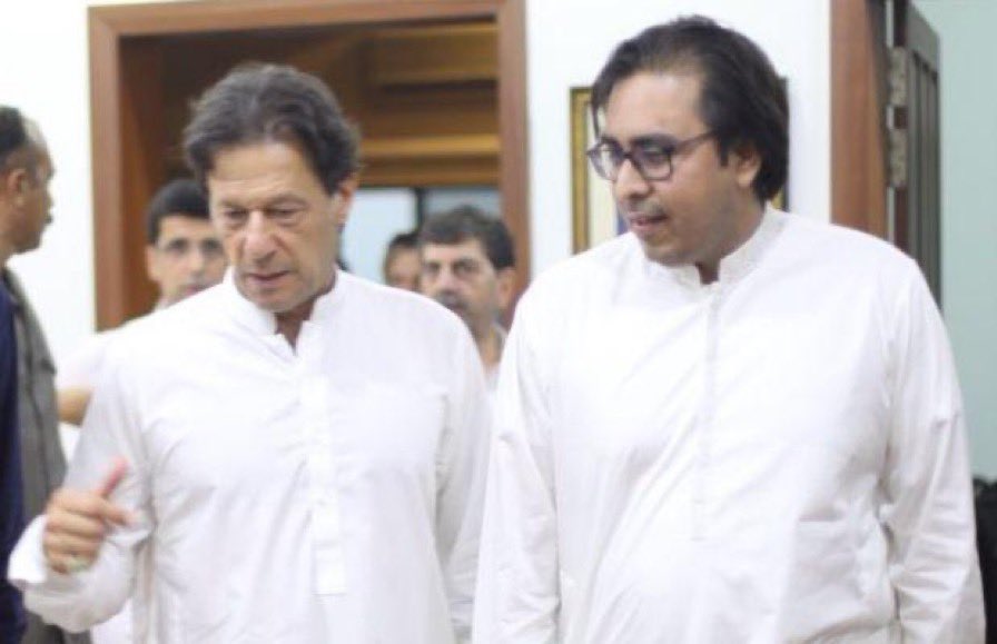 sajidusmani787's tweet photo. ننگے بھی ہوئے ، ٹکٹ پھر بھی نہ ملا

 سابق وزیر اعظم عمران خان نےپی ٹی آئی کے لیے قربانیاں دینے والے شہباز گل کو فیصل آباد سے ایم پی اے کا ٹکٹ نہ دیا۔ 
ذرائع کا کہنا ہے کہ عمران خان کے سابق چیف آف سٹاف شہباز گل فیصل آباد سے پنجاب اسمبلی کا الیکشن لڑنے کے خواہاں تھے انہوں نے وہاں کمپین بھی شروع کررکھی تھی۔
پی ٹی آئی کی طرف سے گزشتہ ٹکٹ ہولڈرز کی فہرست جاری کی گئی لیکن شہباز گل کا نام اس فہرست میں نہیں ہے۔ 
واضح رہے کہ شہباز گل پی ٹی آئی کے پہلے رہنما تھے جنہیں گرفتار کیا گیا تھا اور عمران خان نے کہا تھا کہ شہباز گل کو ننگا کیا تھا ان سے زیادتی بھی کی گئی  لیکن اب انہیں ٹکٹ نہیں دیا گیا۔
