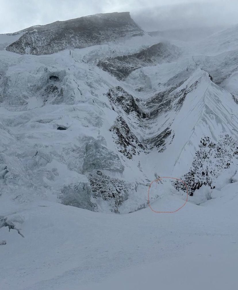 KrisAnnapurna's tweet photo. Annapurna 

📷On the photo: Adam Bielecki descending into the crevasse to rescue Anurag Maloo.

Rescuers: Dawa Sherpa, Adam Bielecki, Mariusz Hatala, Lakpa Nurbu, Chhepal, Dawa Nurbu, Lakpa, Tashi Sherpas, Nepal Army
Rescue helicopter pilot: Sobit Gauchan. 
Photos: Mingma Sherpa https://t.co/m9kFJ4lYRd