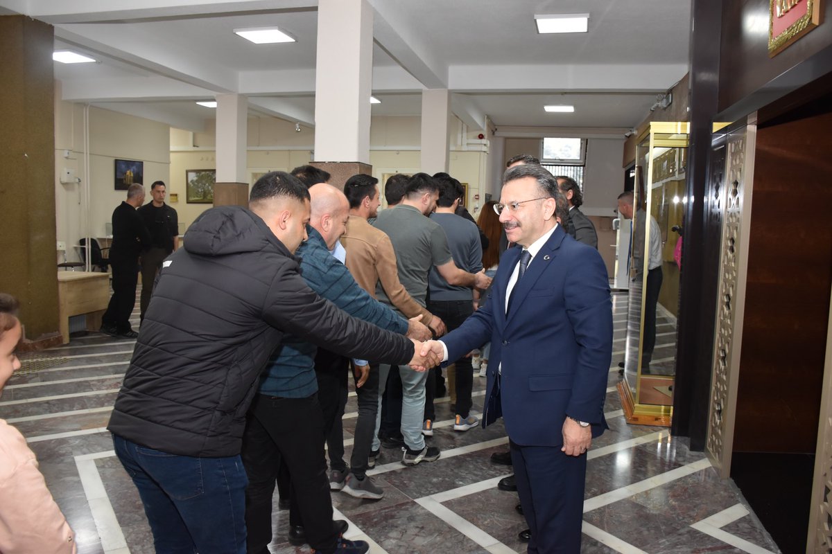 AydinValiligi's tweet photo. Valimiz Sayın Hüseyin Aksoy, Ramazan Bayramı nedeni ile Valilik Personeliyle bayramlaştı. 

Valilikte düzenlenen Bayramlaşma Törenine Vali Yardımcıları, İl Müdürleri ve Valilik bünyesindeki birimlerde görev yapan kamu çalışanları katıldı. https://t.co/CPHfuZbrfg