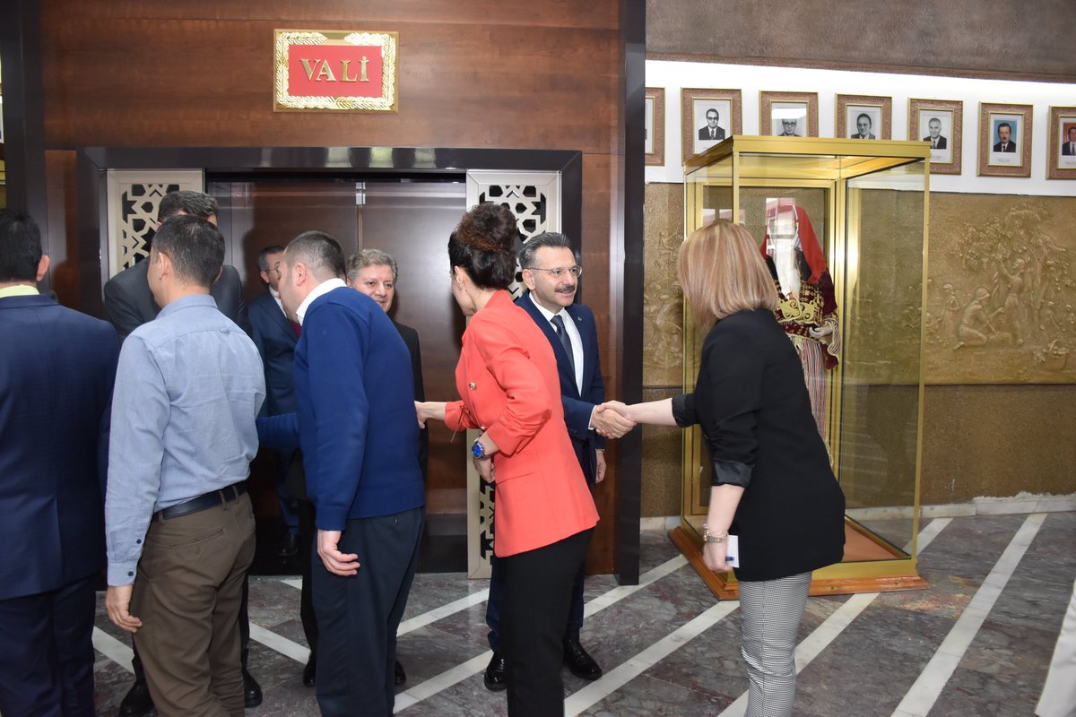 AydinValiligi's tweet photo. Valimiz Sayın Hüseyin Aksoy, Ramazan Bayramı nedeni ile Valilik Personeliyle bayramlaştı. 

Valilikte düzenlenen Bayramlaşma Törenine Vali Yardımcıları, İl Müdürleri ve Valilik bünyesindeki birimlerde görev yapan kamu çalışanları katıldı. https://t.co/CPHfuZbrfg