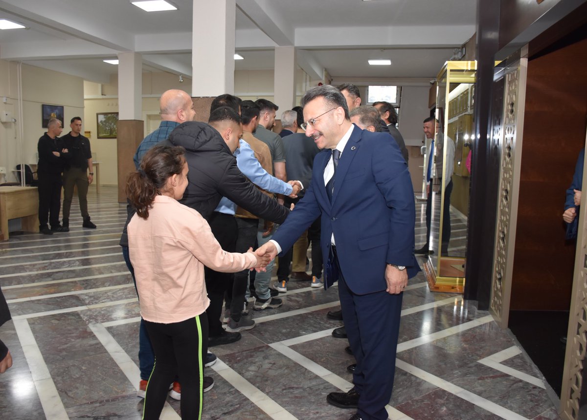 Valimiz Sayın Hüseyin Aksoy, Ramazan Bayramı nedeni ile Valilik Personeliyle bayramlaştı. 

Valilikte düzenlenen Bayramlaşma Törenine Vali Yardımcıları, İl Müdürleri ve Valilik bünyesindeki birimlerde görev yapan kamu çalışanları katıldı.