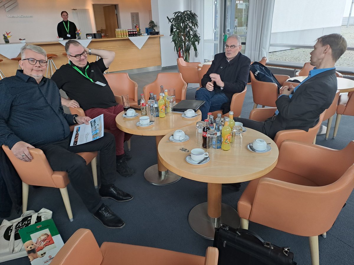 Hirsitaloteollisuus ry:n viennin iskuryhmä vieraili München Bau -messuilla 17.-19.4. Messuvierailun yhteyteen oli sovittu useita tapaamisia mm., ProHolz Baden-Württembergin, Saksan Hirsitaloteollisuuden ja <a href="/BusinessFinland/">Business Finland</a> edustajien kanssa.
#hirsirakentaminen