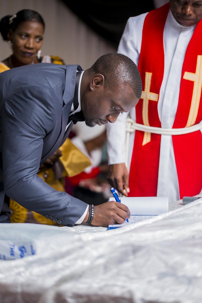 DidiDeejay86's tweet photo. Signing papers https://t.co/5wQMyagx8j