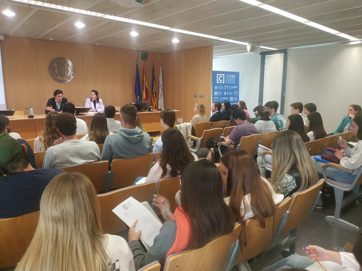 confecomercUPV's tweet photo. Muchas gracias @BorjaAvila87 por acercar tu caso de éxito #saratoga #Domani @VLCshopping y llenar el salón de actos de talento interesado en desarrollar su carrera profesional en #comercio @ConfecomercCV  @CEC_Comercio https://t.co/Odbe8M6IRy