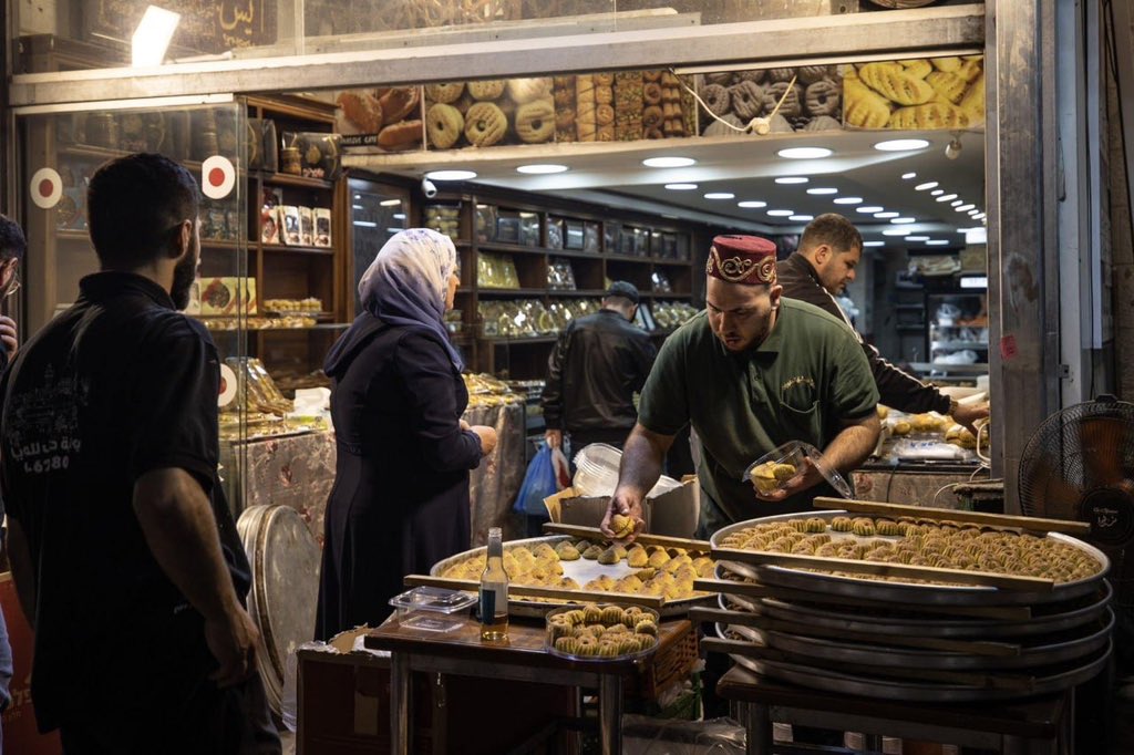 QudsNen's tweet photo. In Pictures: Palestinians in occupied Jerusalem prepare Ka’ak for the Muslim Eid al-Fitr holiday which is expected to start on Friday or Saturday. 
#EidMubarak 🌙🇵🇸 https://t.co/Us4ZsQKVX3