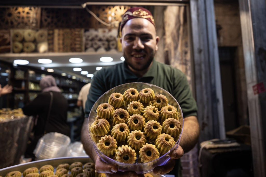 QudsNen's tweet photo. In Pictures: Palestinians in occupied Jerusalem prepare Ka’ak for the Muslim Eid al-Fitr holiday which is expected to start on Friday or Saturday. 
#EidMubarak 🌙🇵🇸 https://t.co/Us4ZsQKVX3