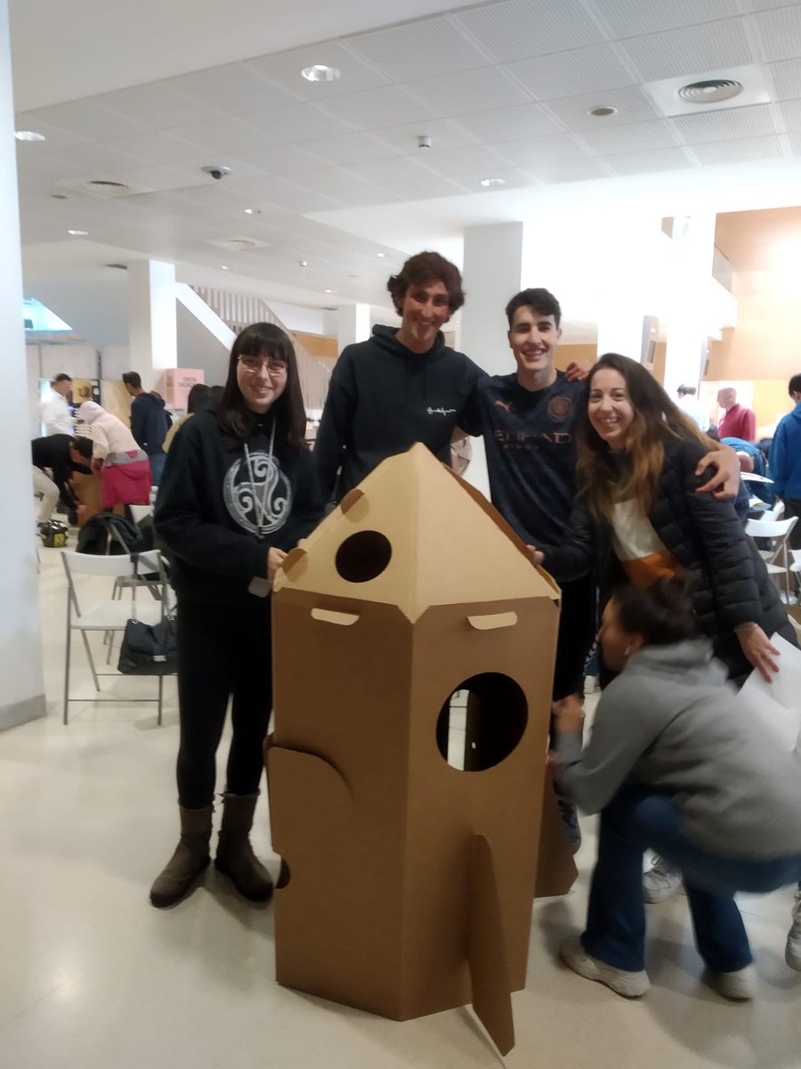 Irungo_La_Salle's tweet photo. Pertsona Ekintzailearen eguna ospatzen ari gara Ficobara itzuli den Hackatonean. #LaSalle #hobeelkarrekin #ITBLaSalle #NCALaSalle #lanbideheziketa #abantean #ethazi #hetel #formacionprofesional #kristaueskola #bidasoaactiva https://t.co/u99lROR63b