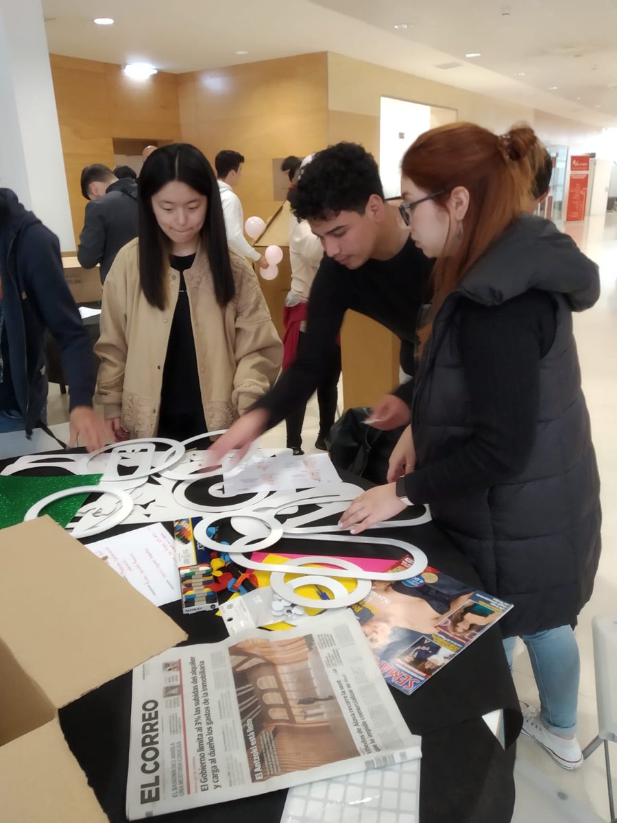 Irungo_La_Salle's tweet photo. Pertsona Ekintzailearen eguna ospatzen ari gara Ficobara itzuli den Hackatonean. #LaSalle #hobeelkarrekin #ITBLaSalle #NCALaSalle #lanbideheziketa #abantean #ethazi #hetel #formacionprofesional #kristaueskola #bidasoaactiva https://t.co/u99lROR63b