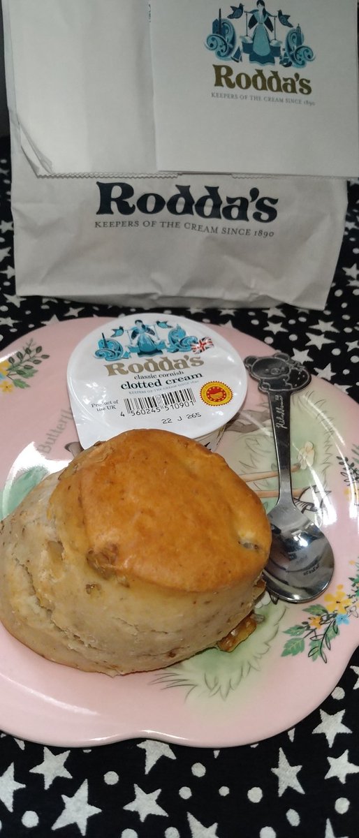 piyomilk23's tweet photo. 前から気になってたスコーン🇬🇧
プレーンとくるみとカシスベリーを買ってみた😊
2個食べたらお腹いっぱい🍪
おいしかった😋
#伊勢丹 
#Rodda’s https://t.co/svRGZizCfs