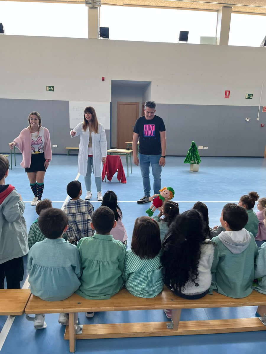 Muchísimas gracias al <a href="/AmpaElviraLindo/">AMPA La Encomienda</a> por participar siempre en las actividades del centro. #teatroampa #semanaculturalelviralindo #megustamicole #yosoydelelvira