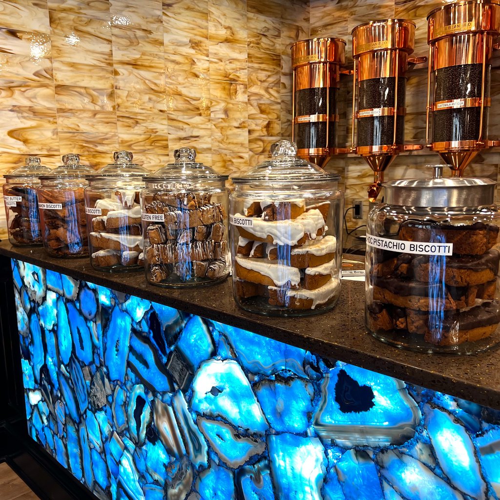 TheShopsatYale's tweet photo. Good morning New Haven! 🎉 We have great news - Common Grounds Coffee Roasters & Fine Teas on York Street is now open! 🎉
📍 276 York Street, New Haven — next to Pedals Smoothie & Juice Bar and Ashley's Ice Cream.
#TSAY #NHV #downtownNHV https://t.co/WkwKa6IWeM