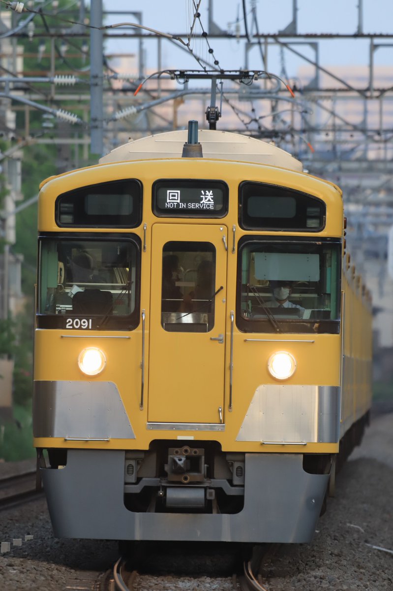 SI_OER's tweet photo. 4/20
前パンは見られなくなったけど、黄色いうるさい電車は健在 https://t.co/x0ZU5butJR