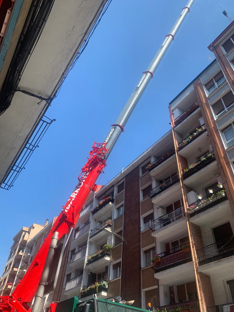 Grúa autopropulsada de 5 toneladas cambiando una cabina de Orange.