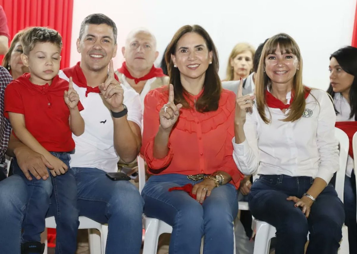 OviedoFidel's tweet photo. "Toda la fuerza y la energía de la #Lista1 en cierre de campaña en Fernando de la Mora" del Candidato a Senador #Lista1 #Opcion10 @luis_pettengill con @SantiPenap @Carlabacigalupo, Edgar Quintana, @EColman11 y líderes "que apoyan la fuerza del trabajo" https://t.co/nKWyOINe2p
