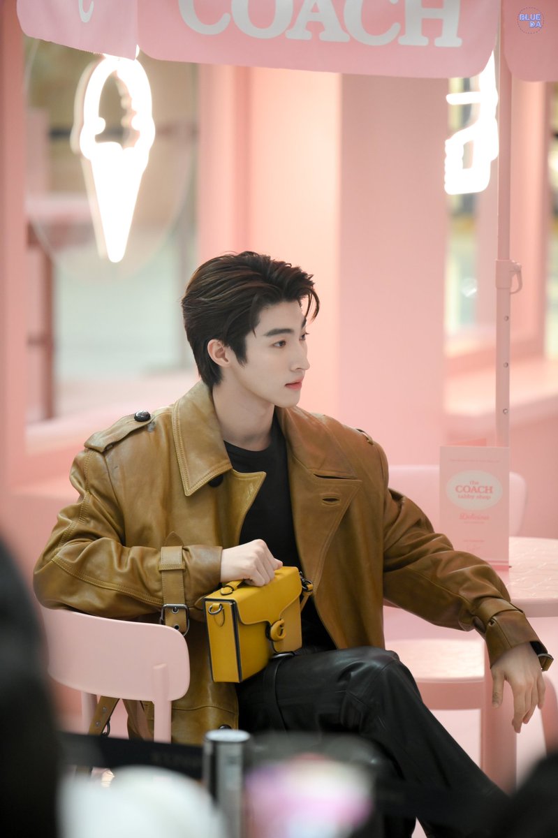 Blueda_15's tweet photo. (20042023)
น้องบลูร่วมงานเปิดตัว The Coach Tabby Shop @ ชั้น M ICONSIAM
@bluepongtiwat_ หล่อจังนะ 🥰
#InMyTabby #CoachN
#Bluepongtiwat https://t.co/bk4ZuWlL1J