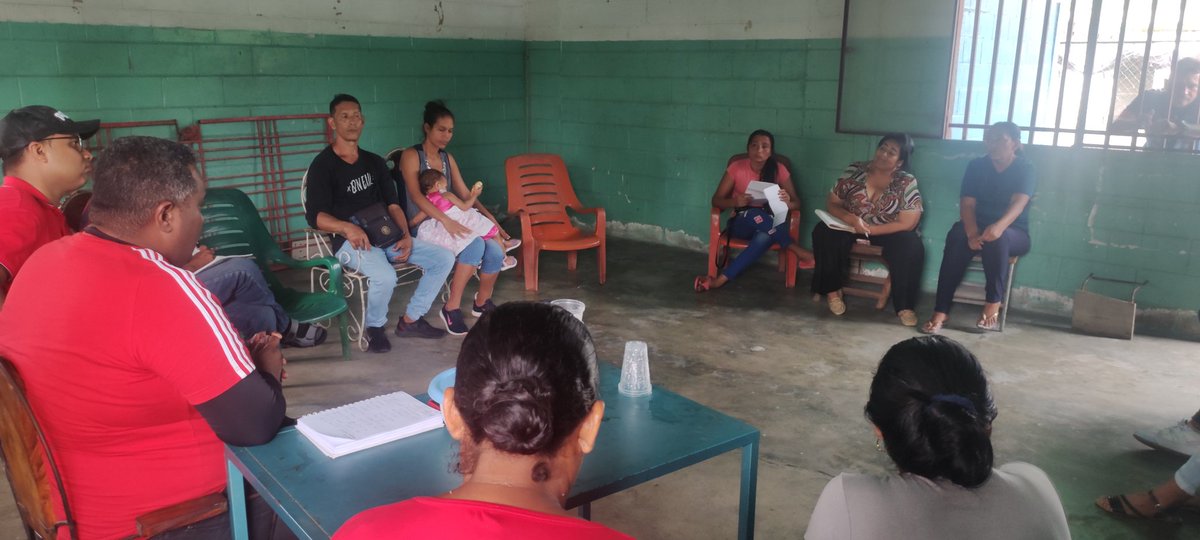 maxegonzalezp's tweet photo. Junto a nuestra estructura de UBCH del Pino en la Parroquia Monseñor seguimos desplegados reunidos con nuestras bases, Presentes al servicio de nuestro pueblo. #PSUV https://t.co/pWDshCJjPB