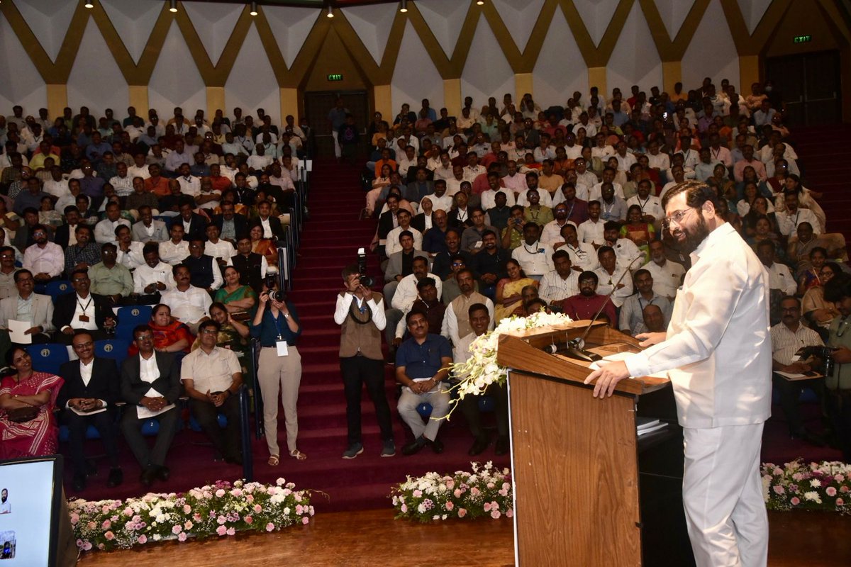 CMOMaharashtra's tweet photo. नागरीकरण वेगाने होत आहे. त्यासाठी मुलभूत सोयीसुविधा पुरविण्याची जबाबदारी स्थानिक स्वराज्य संस्थांवर आहे. विविध योजना, उपक्रमांच्या माध्यमातून वाढत्या नागरिकरणाला सोयी देण्याचा प्रयत्न होत आहे. यासाठी निधी कमी पडू दिला जाणार नाही, अशी ग्वाही मुख्यमंत्री एकनाथ शिंदे यांनी दिली. https://t.co/oAmYZhYPdI