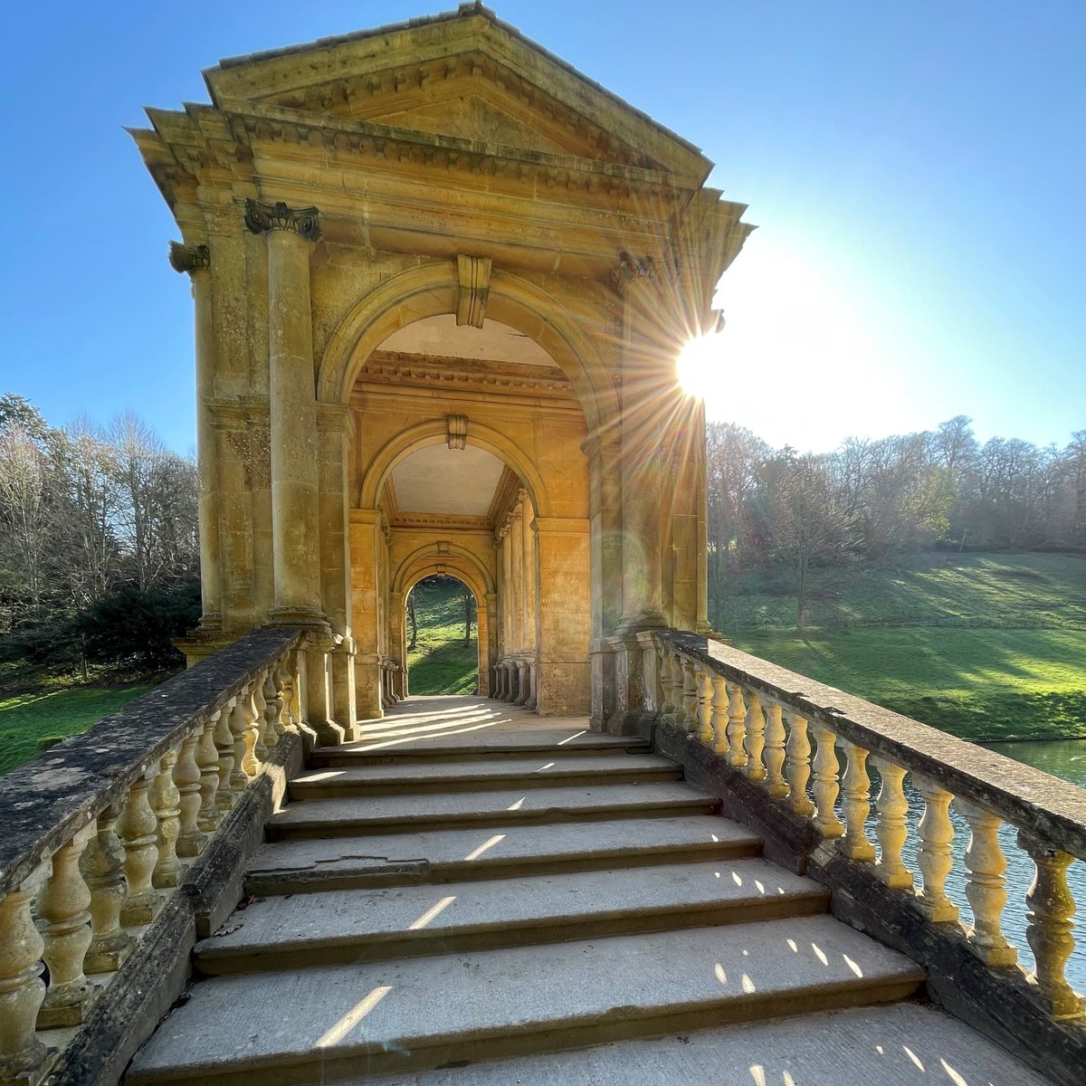 NTinBath's tweet photo. Something to brighten up a grey day as we head into the weekend. Prior Park captured in the early morning sunlight.
#headingintotheweekend #SunnyDays #Reflections #DamsProject #PalladianBridge https://t.co/1UHxSBYWiC