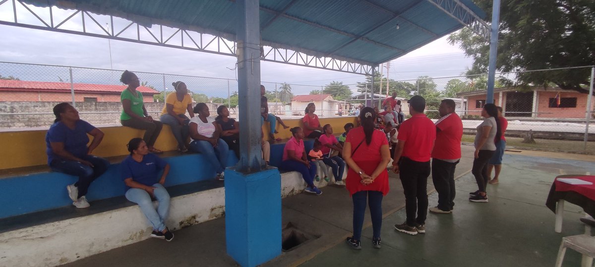 maxegonzalezp's tweet photo. UBCH Santa María / Parroquia Monseñor/ Líderes de calle Líderes de comunidad reunidos. Llevamos el mensaje de Unidad y sobre todo de trabajo para consolidar la Revolución Bolivariana¡Nosotros Venceremos! 🚩 https://t.co/lVGel7yzOz