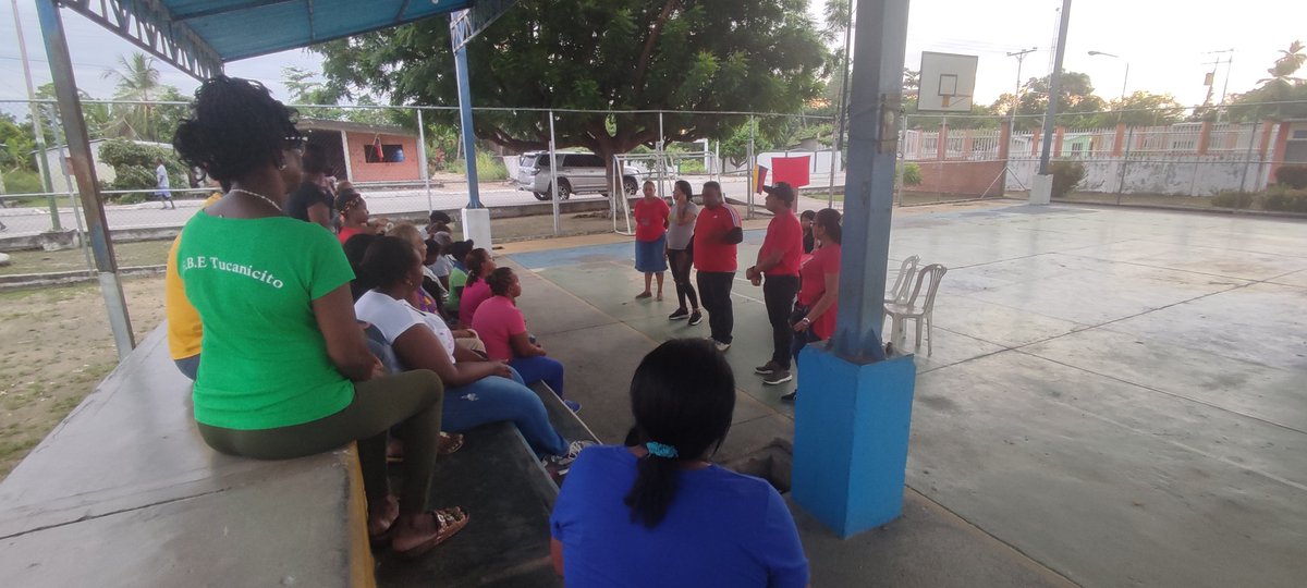 maxegonzalezp's tweet photo. UBCH Santa María / Parroquia Monseñor/ Líderes de calle Líderes de comunidad reunidos. Llevamos el mensaje de Unidad y sobre todo de trabajo para consolidar la Revolución Bolivariana¡Nosotros Venceremos! 🚩 https://t.co/lVGel7yzOz