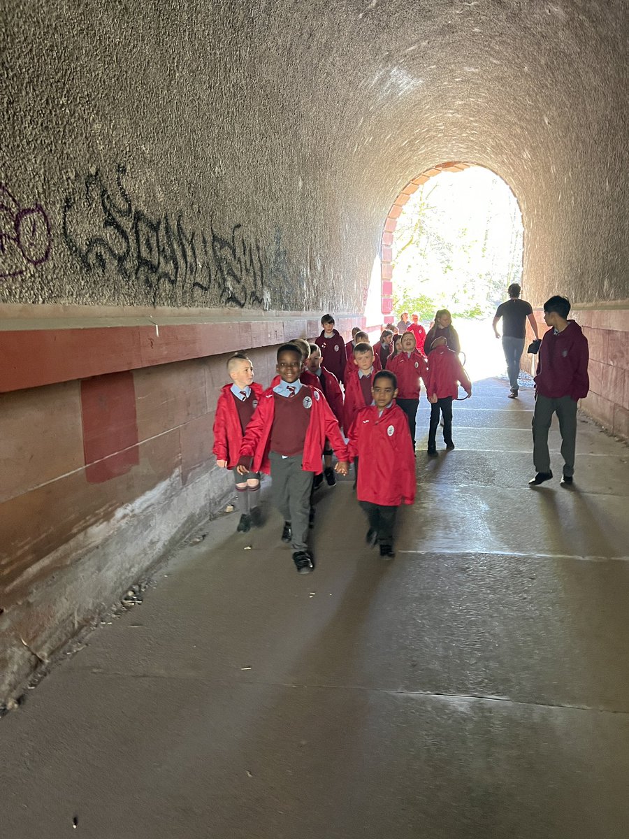 StCharlesGla's tweet photo. Loving the sunny weather and heading out to @GlasgowBotanic for another #OutdoorLearning session for Primary 3/2. Our playgrounds are both concrete so it’s lovely to have green spaces on our doorstep. #OurDearGreenPlace #LocalGreenSpaces @CLOtC https://t.co/n60SN53EHI