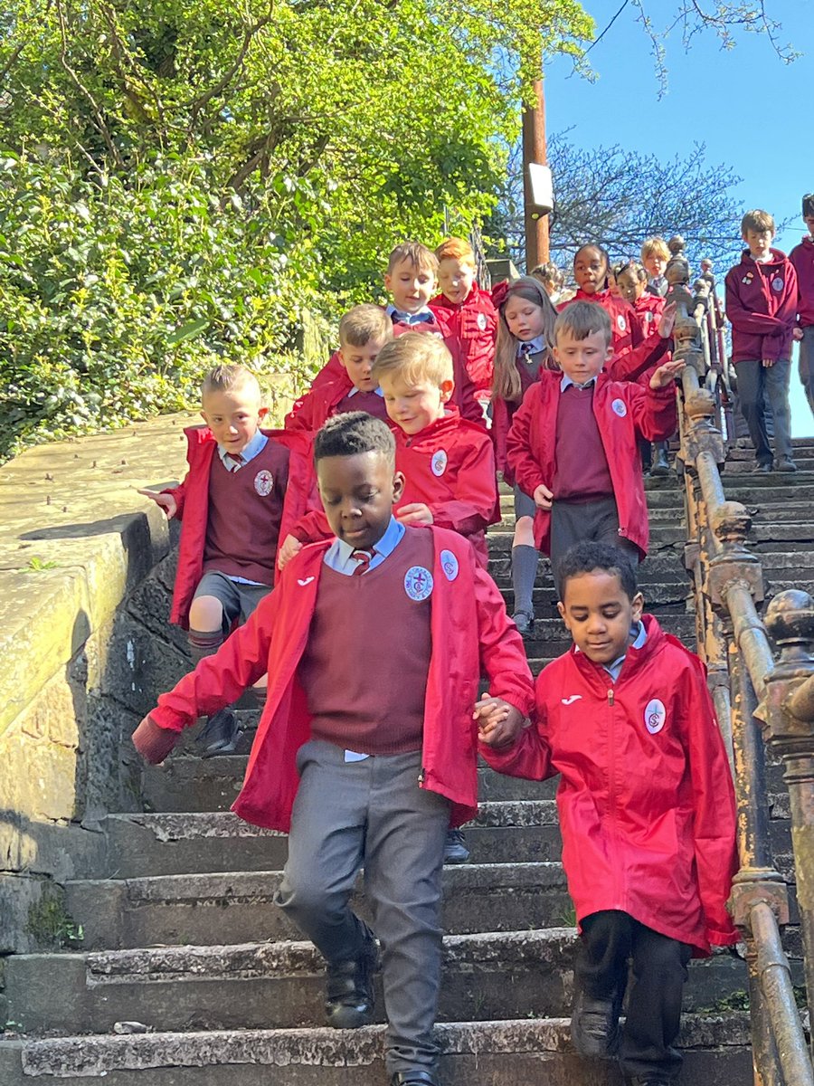 StCharlesGla's tweet photo. Loving the sunny weather and heading out to @GlasgowBotanic for another #OutdoorLearning session for Primary 3/2. Our playgrounds are both concrete so it’s lovely to have green spaces on our doorstep. #OurDearGreenPlace #LocalGreenSpaces @CLOtC https://t.co/n60SN53EHI