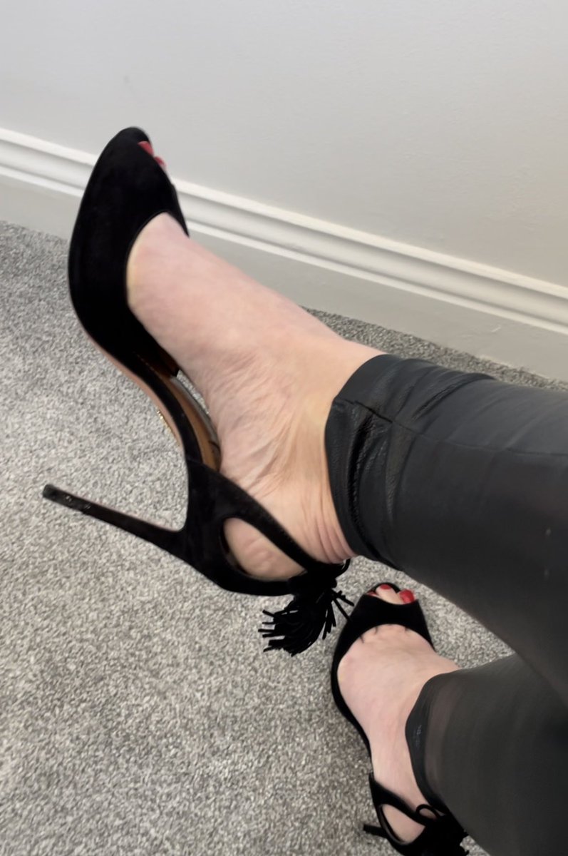 wellwornbymitzy's tweet photo. Working from home in Aquazzura peep toes. Link in my bio to the #danglingheels #dangling #danglingfeet #shoeplay https://t.co/oMwRREsX6A