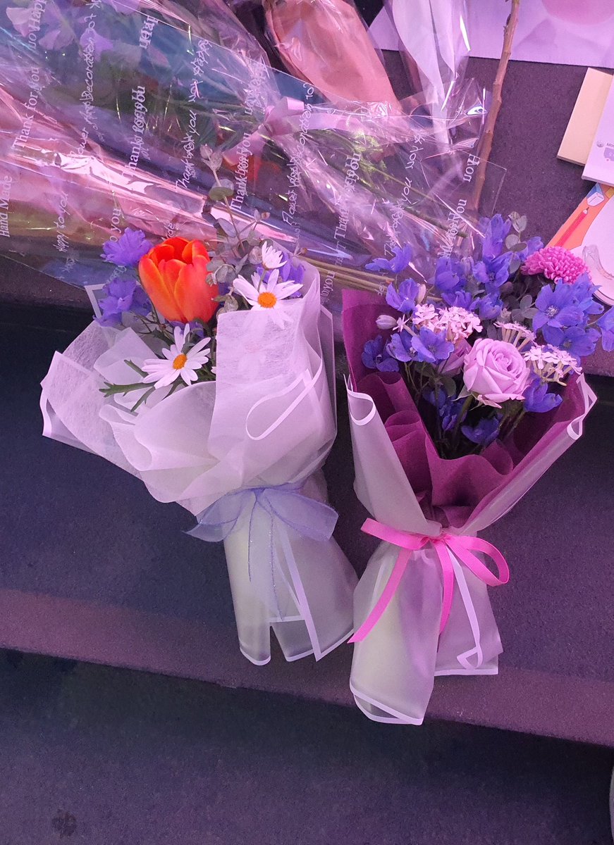 dkwhgsp's tweet photo. 난 의미담는걸 좋아하는 덕후니까 우리 강아지의 행복을 바라는 청보라빛의 델피늄 
아로하를 닮은 보라색 장미 그리고 난 마젠타니까 !
우리 빈이한테 처음 주는 꽃다발이네 💜 보고싶다 문빈
직접 건네주고 싶었는데. 내일 또 올게
빈이는 이곳저곳 다니면서 놀고있어 〰️〰️ https://t.co/qeQLUNhqdc