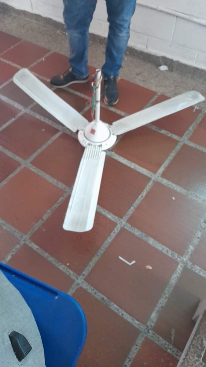 ColombiaOscura's tweet photo. #BARRANQUILLA. Ventilador le cayó en la cabeza a un estudiante de la Uniatlántico. El accidente sucedió en la Sede Norte. El estudiante resultó con heridas en su rostro y cráneo por lo que fue llevado a un hospital. https://t.co/tDiFQKvGt7