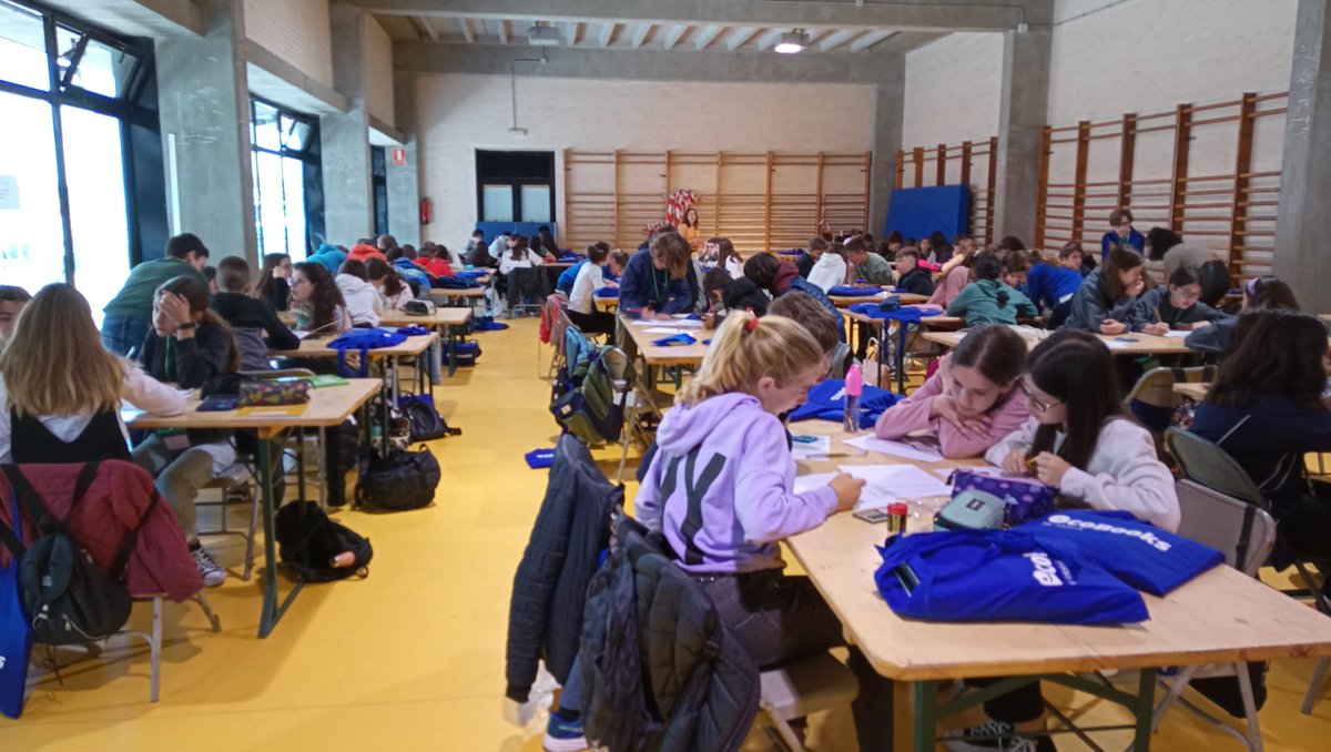 Feemcat's tweet photo. Segona fase del Fem Matemàtiques ahir a Tortosa a @insdertosa! Felicitats a tots els participants i a l'organització! @apmcm1 https://t.co/zP8Shasbkg
