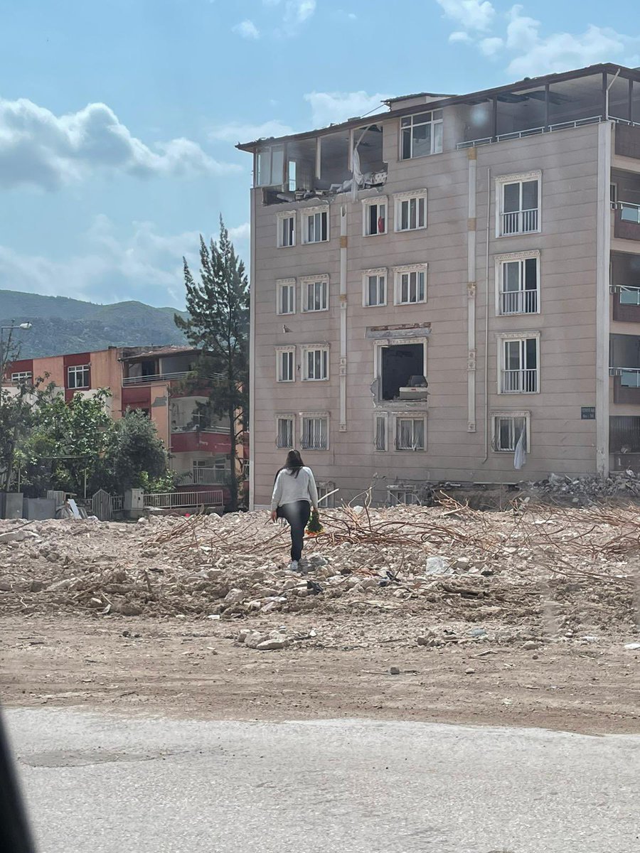yigiTorun's tweet photo. Burası bizim apartmanımız. Bayram arifesi bir komşumuzun yakınıyla karşılaştım burada. Dedi ki mezarımız yok ben de bayram ziyaretimi buraya yapayım, çiçeğimi buraya bırakayım dedim. Bize bu acıyı yaşatanlar gün yüzü görmez umarım. Benim bu bayram tek duam bu. https://t.co/uiuponm4gW