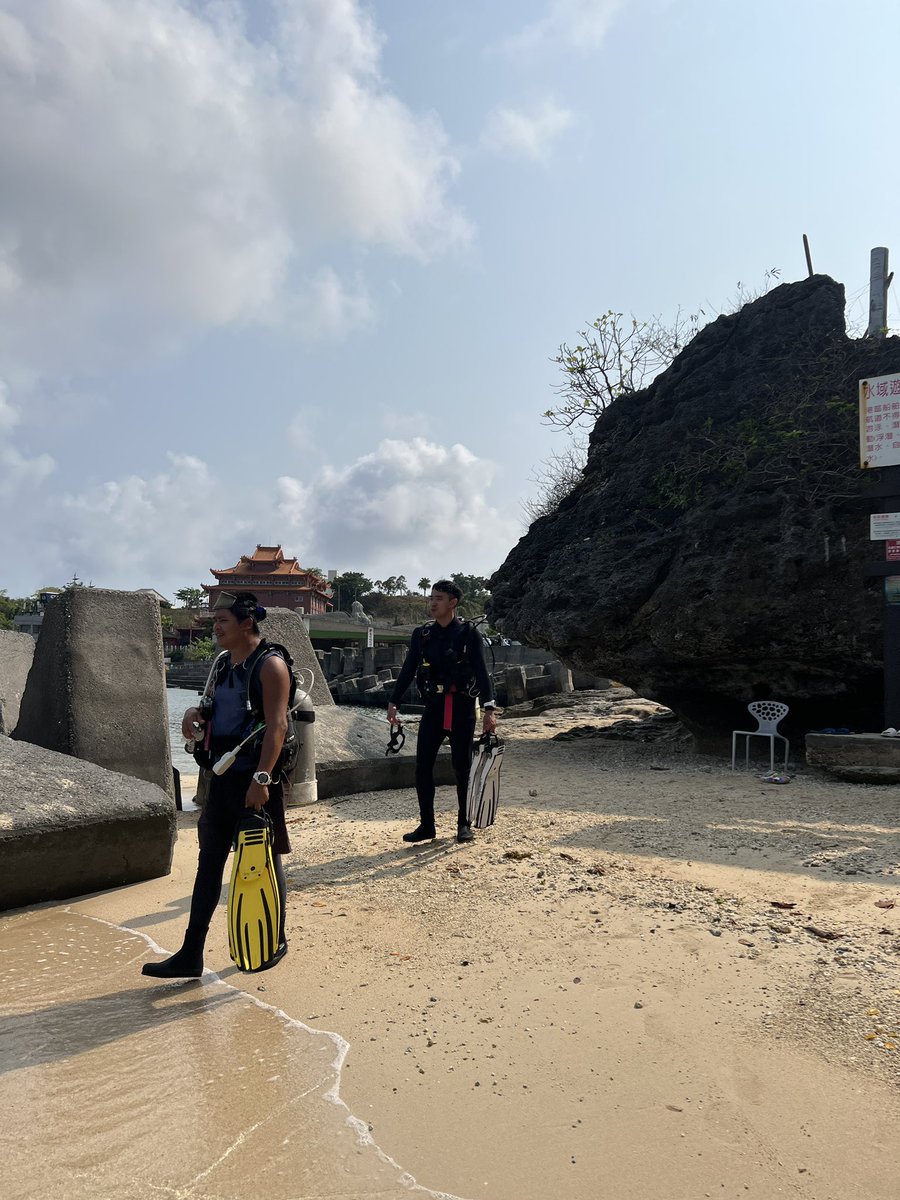 fuheichen's tweet photo. 我們是一間民宅、老房改造，座落在小琉球巷弄內。
簡易的設備和復古的佈置，讓你有回到家的舒適感。
Instagram：staysalty2019
☎️0988099722(LINE)
✳️+886 913295887(WhatsApp)
#taiwan #diving #homestay #besthost #liuqiuisland #guesthouse #小琉球民宿 #虎斑貓 #老屋民宿 #老宅 #老房子 https://t.co/R3vSuSVcSm