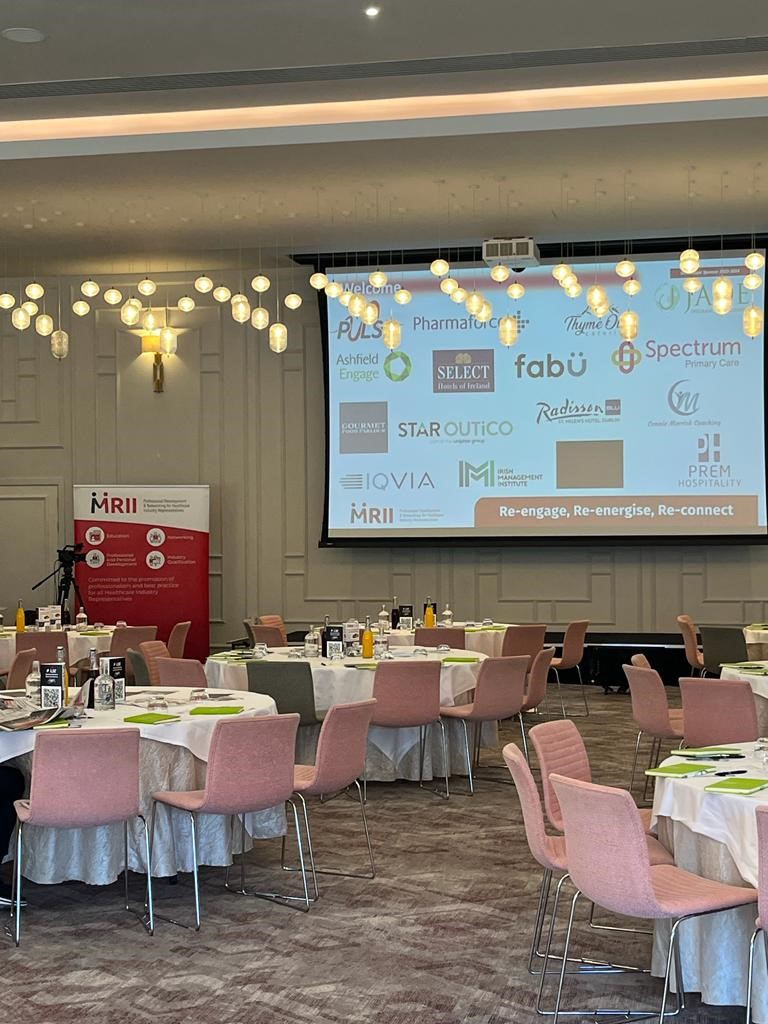 Select Hotels tweet media