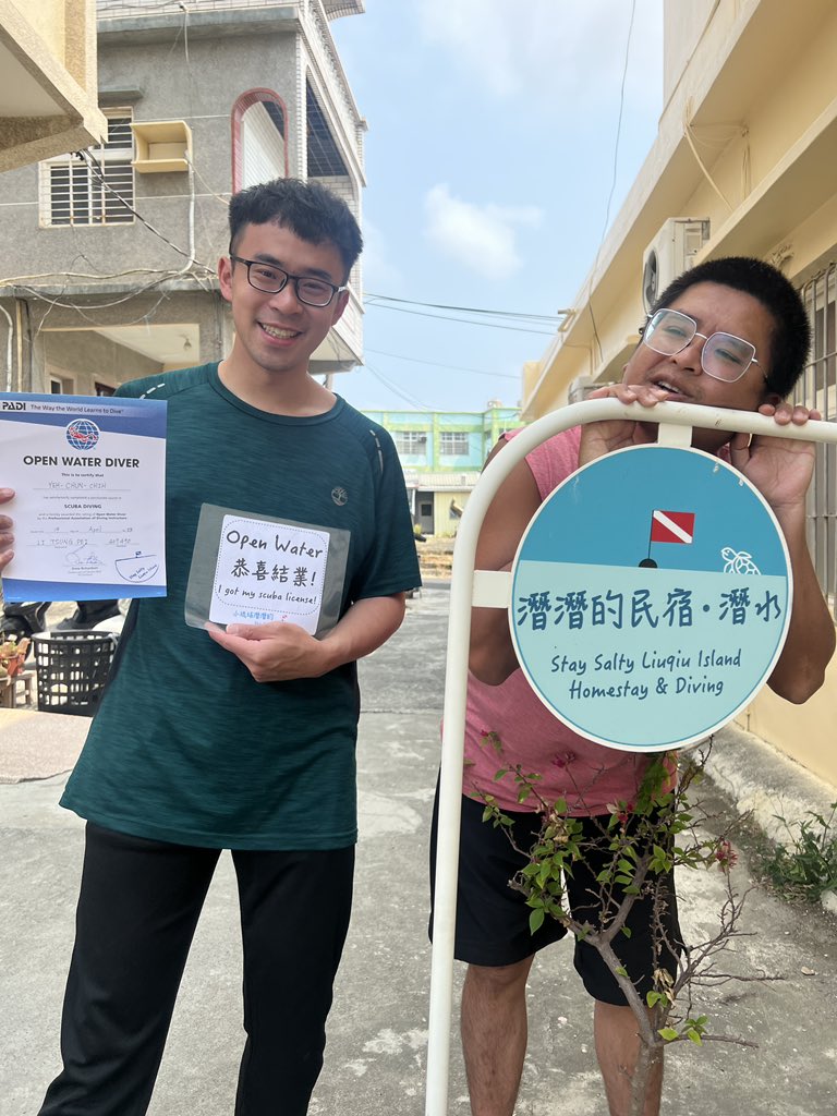 fuheichen's tweet photo. 我們是一間民宅、老房改造，座落在小琉球巷弄內。
簡易的設備和復古的佈置，讓你有回到家的舒適感。
Instagram：staysalty2019
☎️0988099722(LINE)
✳️+886 913295887(WhatsApp)
#taiwan #diving #homestay #besthost #liuqiuisland #guesthouse #小琉球民宿 #虎斑貓 #老屋民宿 #老宅 #老房子 https://t.co/lMBI09VemJ