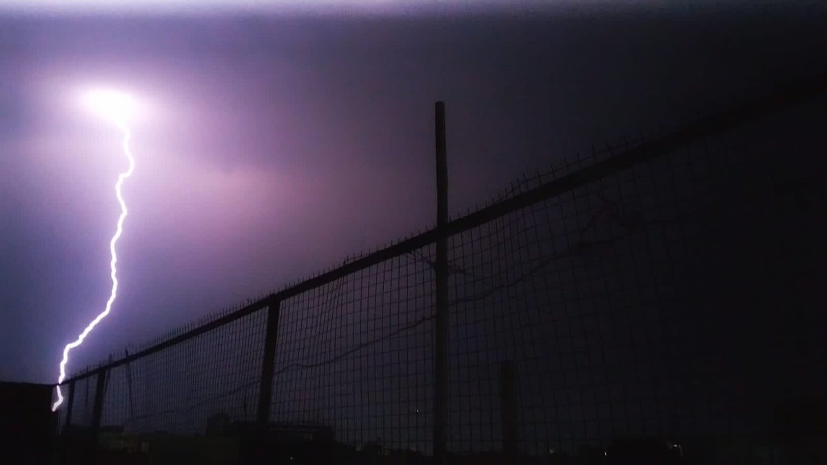 CycloneAnalyser's tweet photo. #Lightningstorm show over #Jabbalpur captured by today @TheLightningzon 
Till March #MadhyaPradesh ranked higher for deaths related to #lightningstorms this year, which accounts for one third of the total deaths from #Lightning Strikes  in #India.
Be safe from them in #Summer https://t.co/XHbLmw6xmn