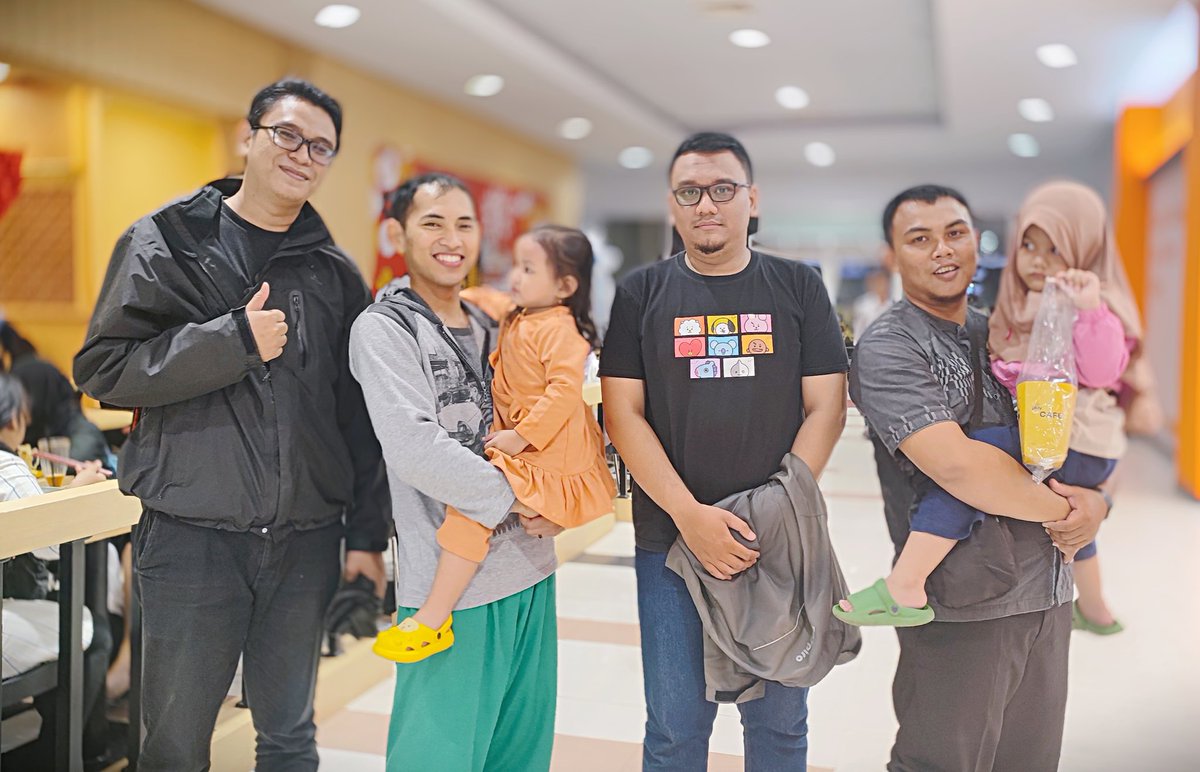 Ex_amdani's tweet photo. Mereka yang menerima, mereka yang membuat berkembang, dan mereka yang mewarnai. This is Senyawa from SMAN 5 Karawang 2011. 😇👍 https://t.co/gXKsYU3g91