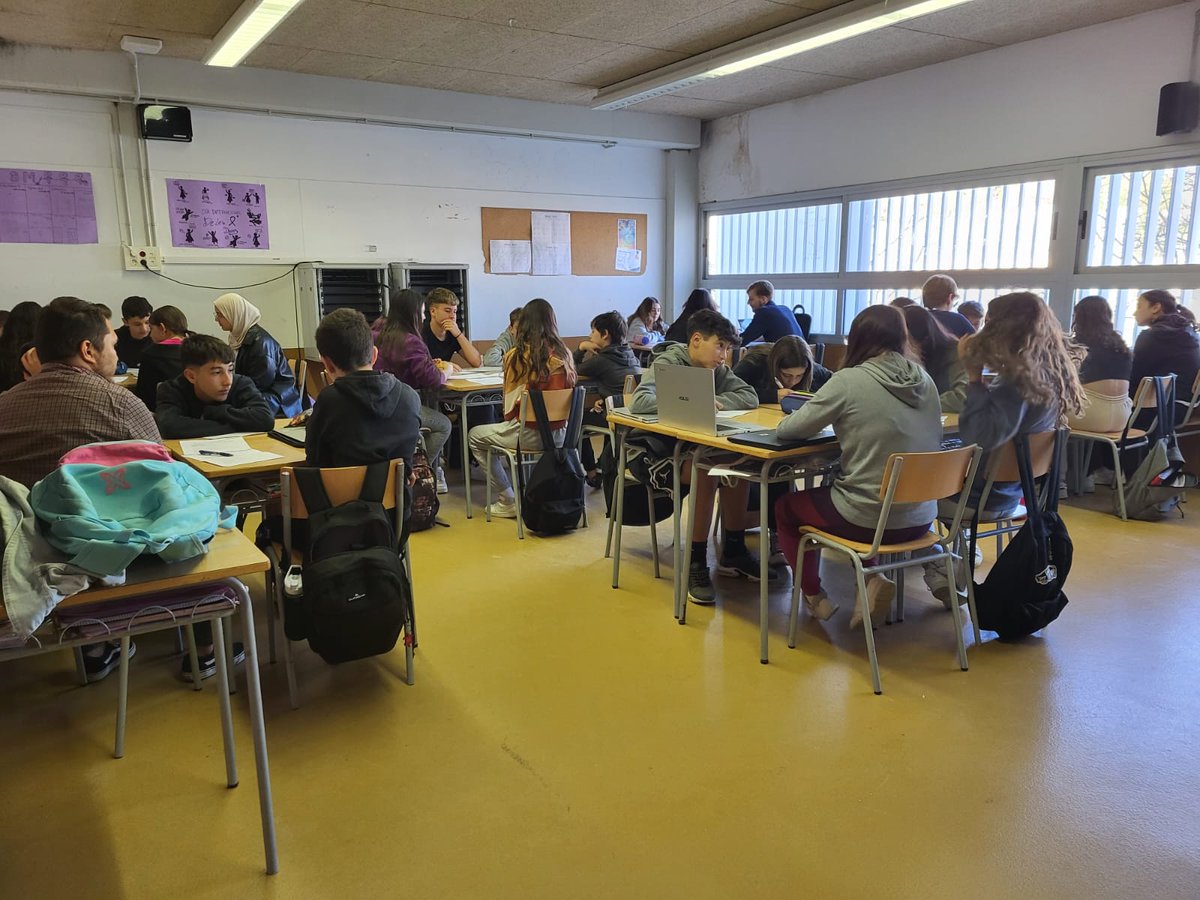 RetoExperimenta's tweet photo. Més de 1️⃣0️⃣0️⃣ alumnes de 2n d'ESO d'aquest centre posaran a punt un experiment aquest mes d'abril per optar als #premisexperimenta 

La propera setmana els veurem ens acció al laboratori 👩‍🔬👨‍🔬 https://t.co/Qmgt4UuTrO