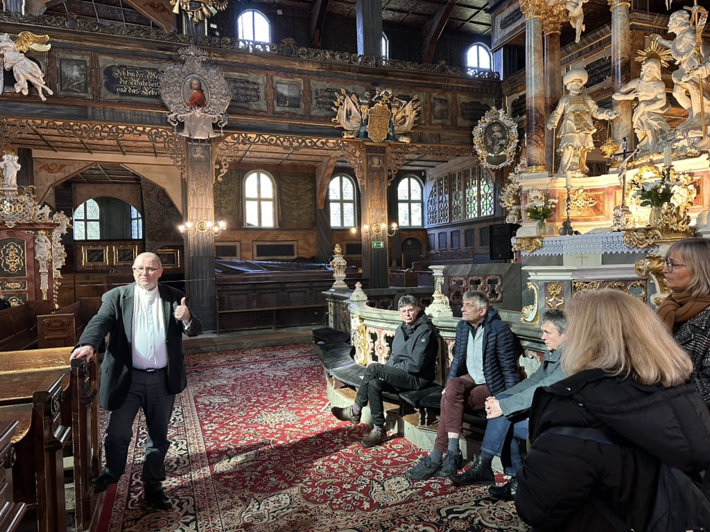 bozena_pytel's tweet photo. Nauczyciele lekcji #religii z #Hofgeismar w czasie podróży po @Dolny_Slask zawitali dzisiaj do #kosciolpokojuwswidnicy
Z gośćmi spotkał się bp Waldemar Pytel. Była to ważna rozmowa o aktywnościach parafii i wyzwaniach współczesnego Kościoła. @luteranie_wroc https://t.co/MqnqiYC6r2