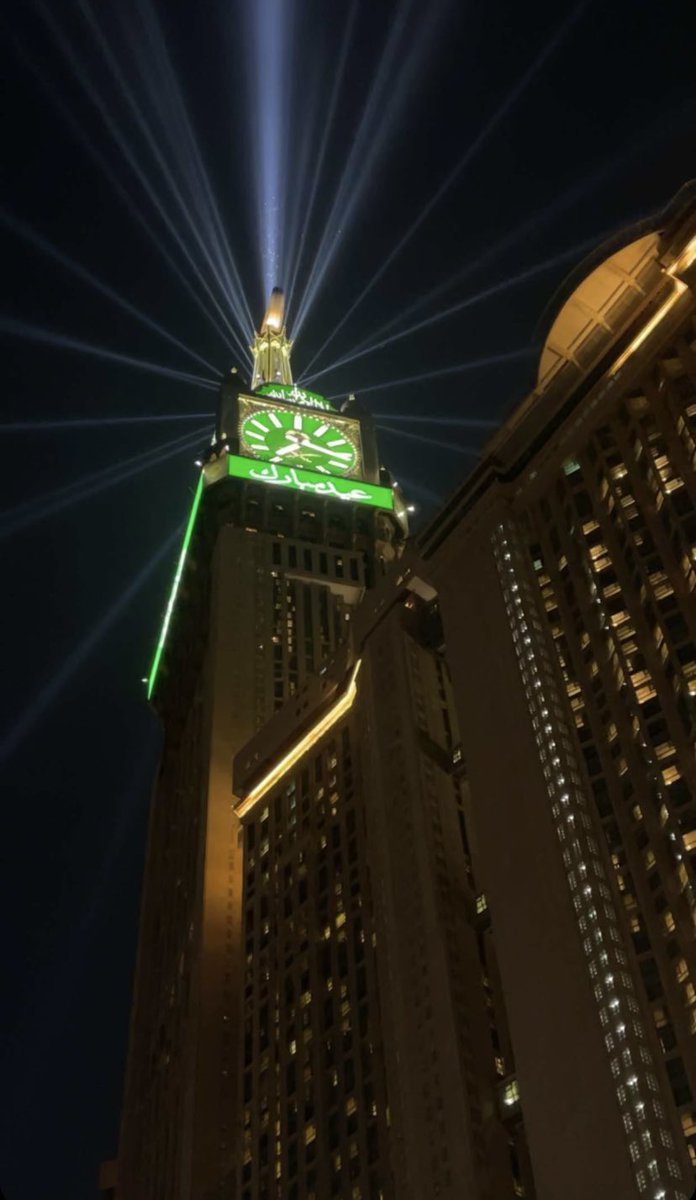 visitalharamain's tweet photo. 🌙✨ L’Horloge de la Mecque s’illumine pour l’annonce de l’aïd El fitr https://t.co/dEjImsBZCD
