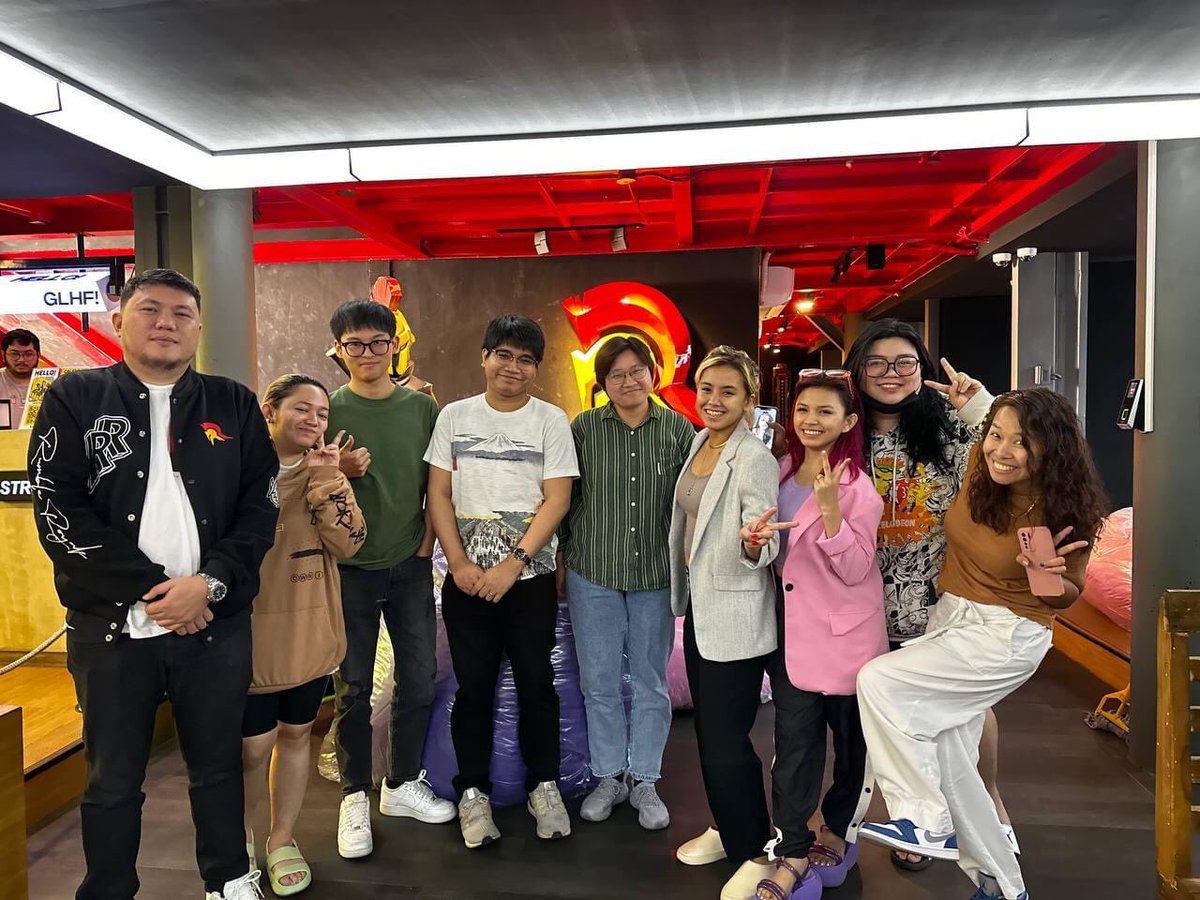 unisolgg's tweet photo. I look tall..like 6’2 here 😅 Thanks to our Moonton friends for dropping by.  See you in China next. https://t.co/jF31r8c3wP