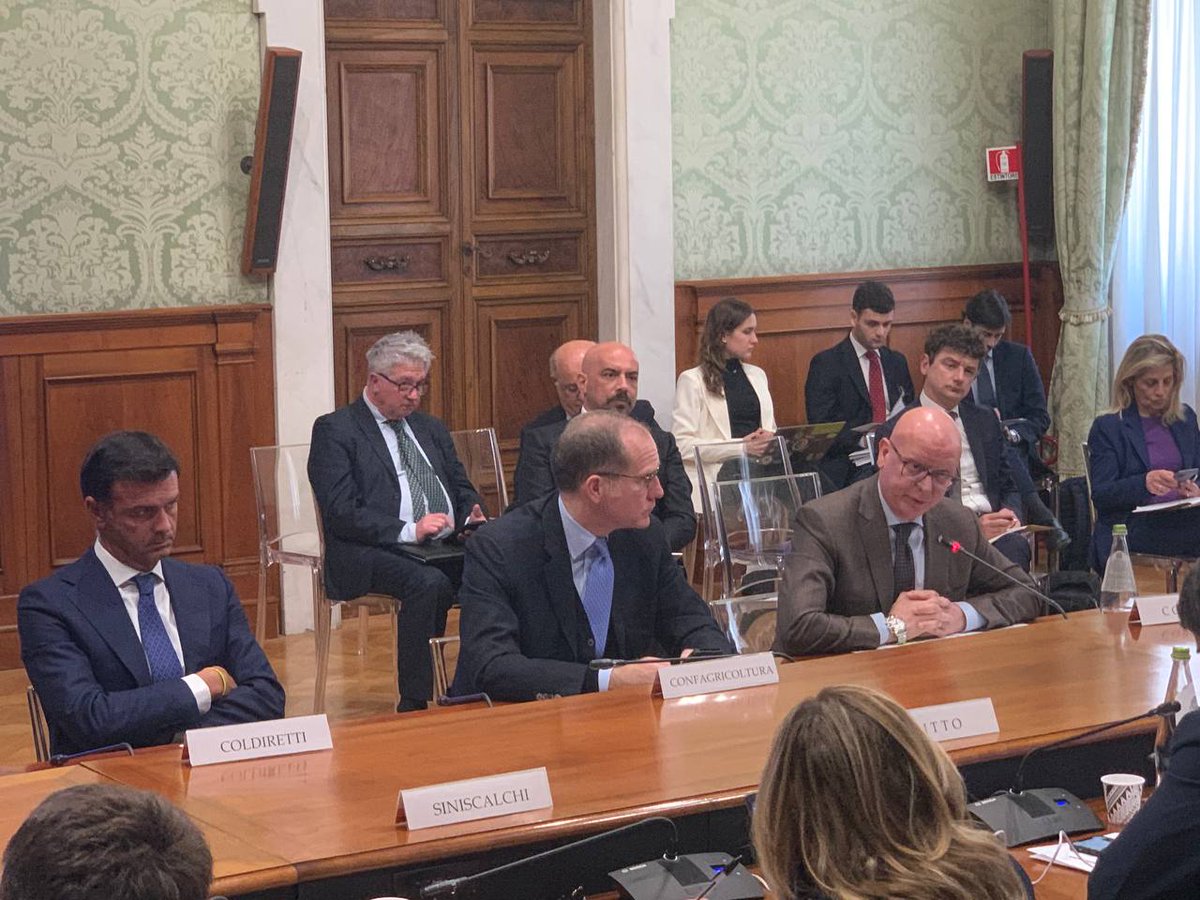 Copagri's tweet photo. #REPowerEU: rafforzamento competitività #agricoltura passa da #logistica, contratti #filiera e #distretto.
Intervento del presidente della #Copagri Tommaso #Battista all’odierna riunione a #PalazzoChigi della Cabina di Regia del #PNRR.
https://t.co/8sYGPFyhEs https://t.co/6APGyDRwtD