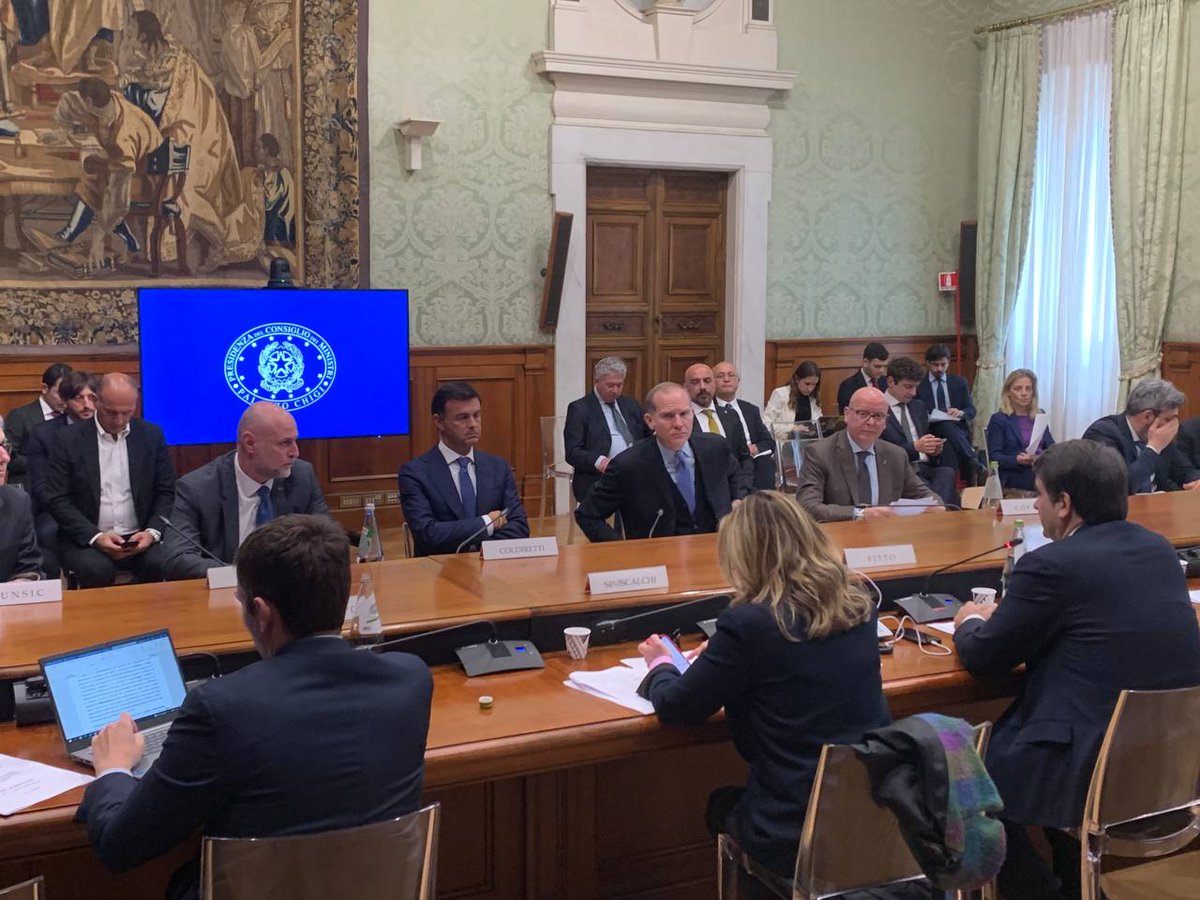 Copagri's tweet photo. #REPowerEU: rafforzamento competitività #agricoltura passa da #logistica, contratti #filiera e #distretto.
Intervento del presidente della #Copagri Tommaso #Battista all’odierna riunione a #PalazzoChigi della Cabina di Regia del #PNRR.
https://t.co/8sYGPFyhEs https://t.co/6APGyDRwtD