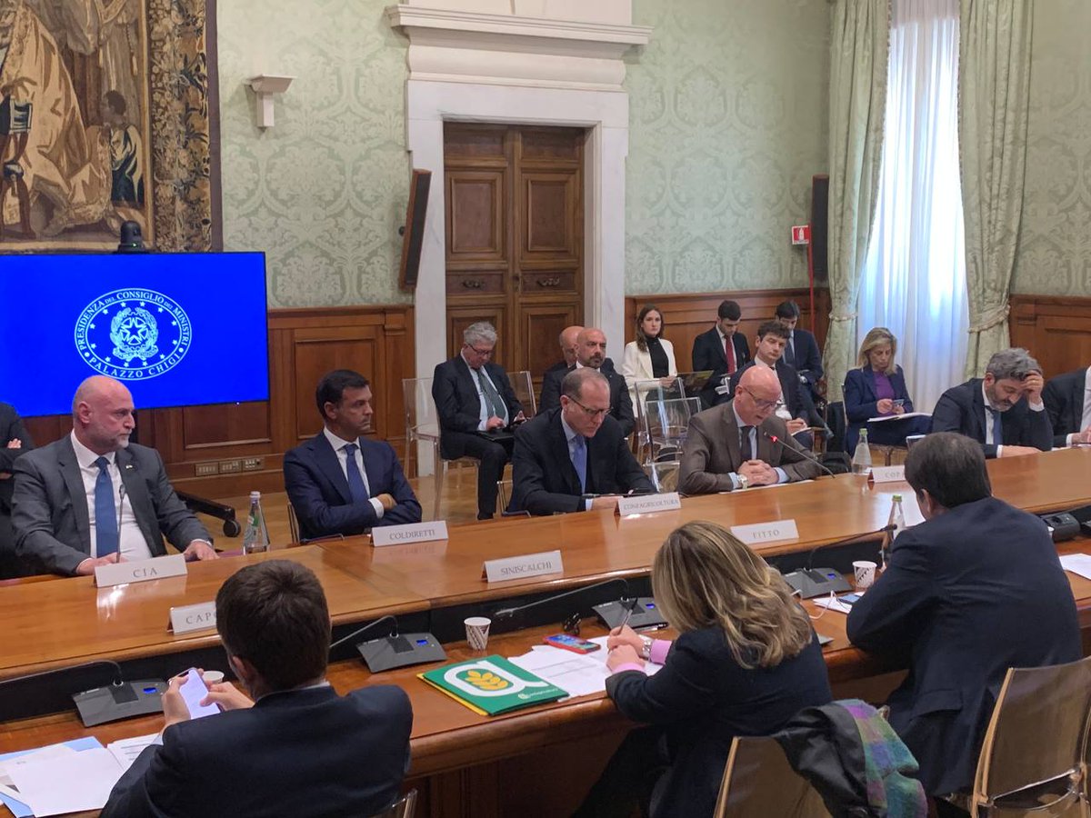 Copagri's tweet photo. #REPowerEU: rafforzamento competitività #agricoltura passa da #logistica, contratti #filiera e #distretto.
Intervento del presidente della #Copagri Tommaso #Battista all’odierna riunione a #PalazzoChigi della Cabina di Regia del #PNRR.
https://t.co/8sYGPFyhEs https://t.co/6APGyDRwtD