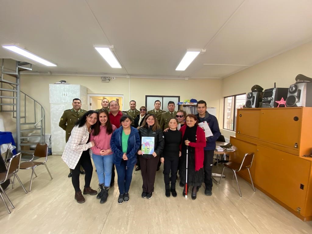 Senapred's tweet photo. #SENAPREDMagallanes, junto a @CarabMagallanes, visitan a la Agrupación de Amigos de los Ciegos #AGACI para incentivar el trabajo de coordinación, preparación y capacitación a equipos de respuesta para atender a personas no videntes y con visión reducida ante una emergencia. https://t.co/O6ZHLcTKBK