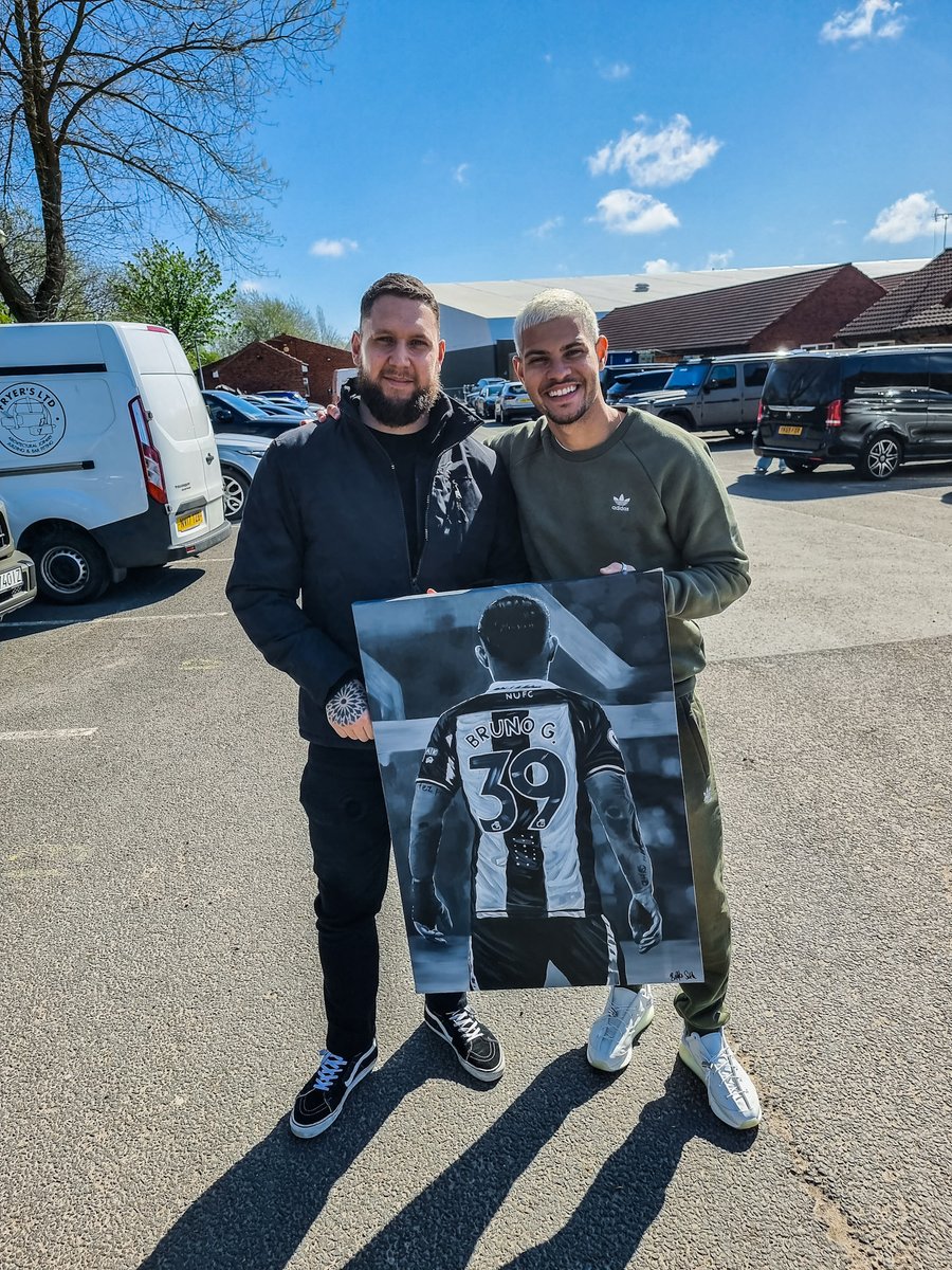 Biffasuth_'s tweet photo. Never in a million years did i expect @brunoog97 to want one of my paintings. Today i got to hand it over.  Very special day. @NUFC https://t.co/UmtWe2nfR3