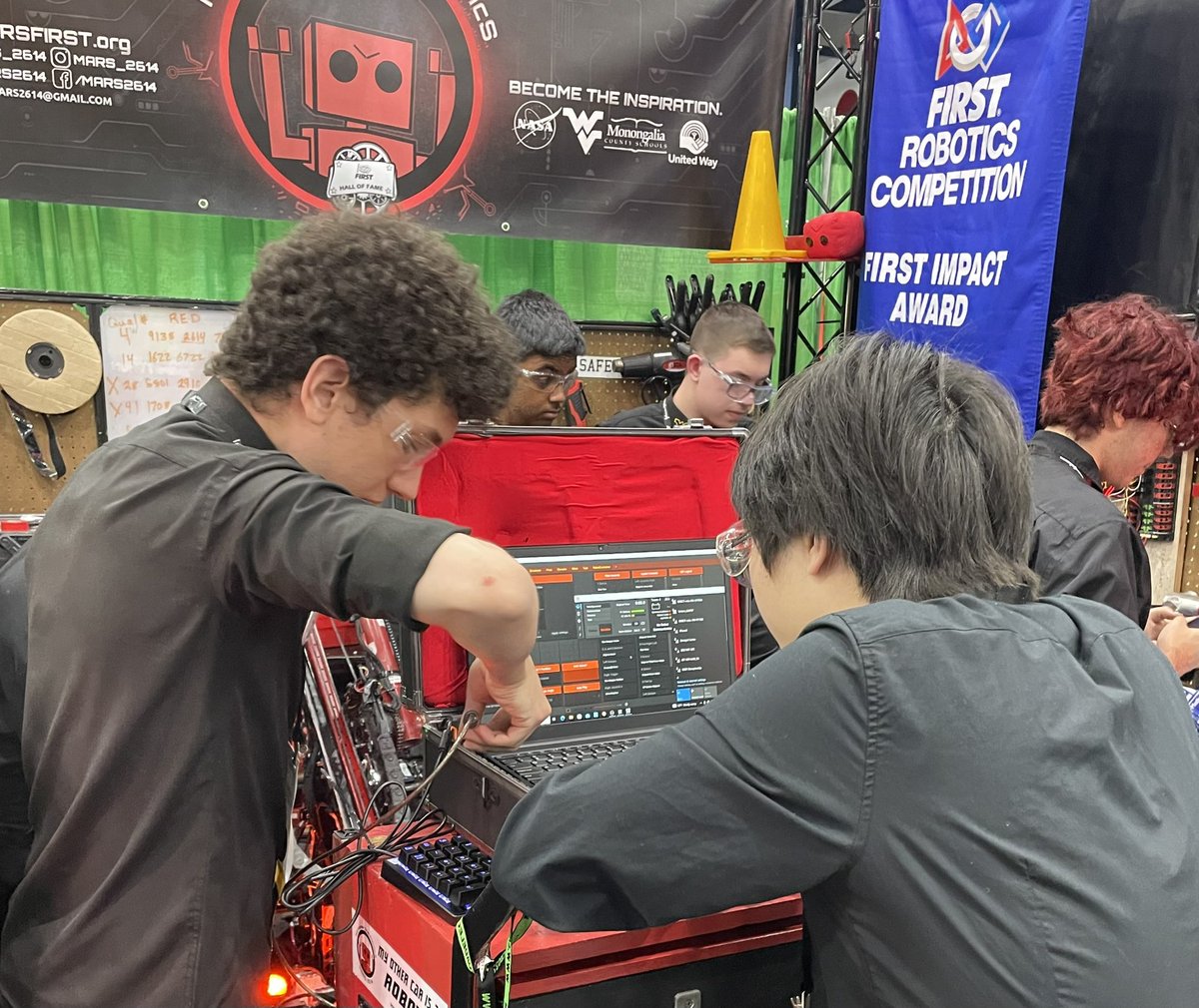 MARS_2614's tweet photo. Qualification matches for the FIRST Championship in Houston begin today, and MARS couldn't be more excited to be here. We're having a great time and can't wait to see what the next few days have in store! #frc #wv #FIRSTChamp @FIRSTweets https://t.co/DwSKS5xBS6