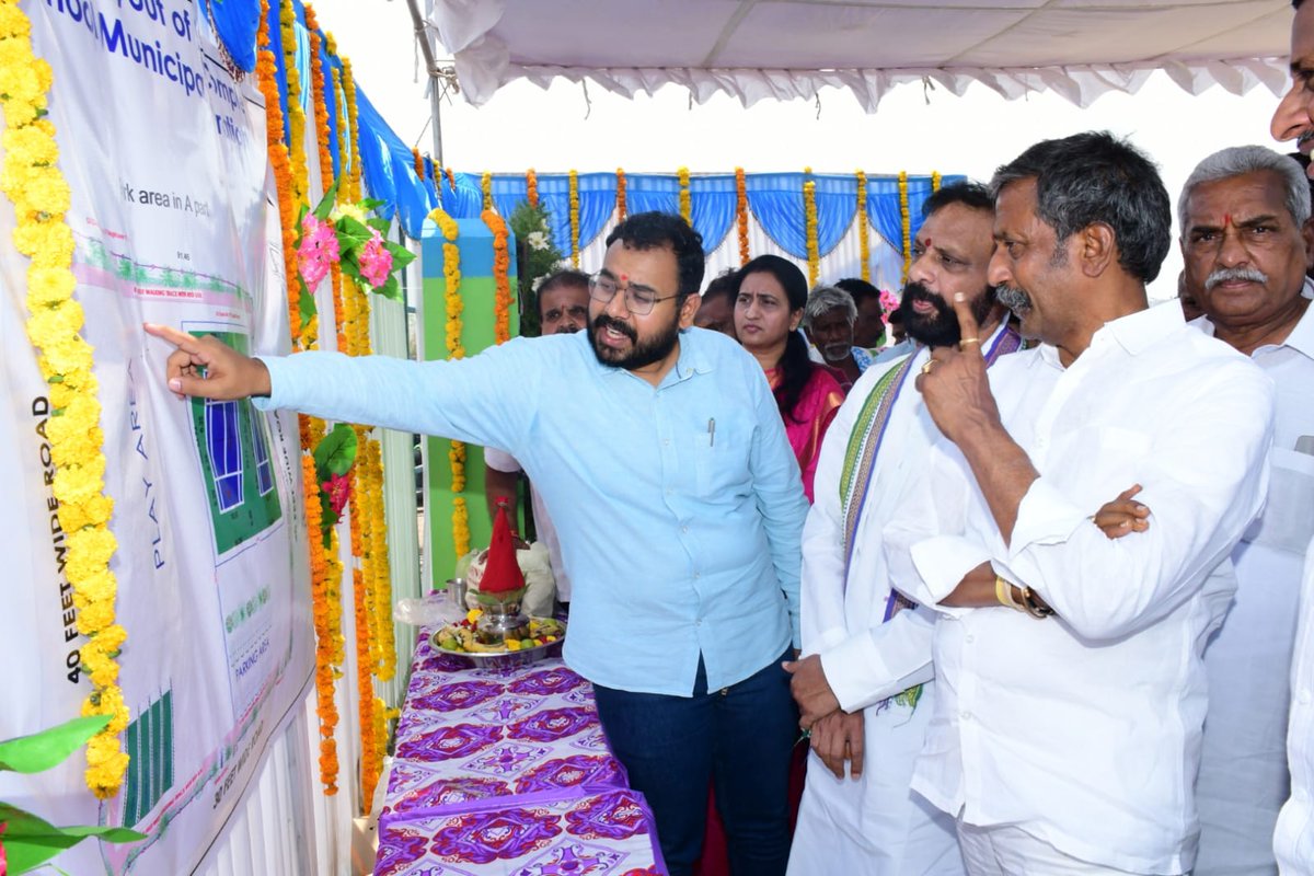 OurKurnool's tweet photo. నగర పౌరులకు క్రీడలు నేర్చుకునే సౌలోభయం కొరకు ఈరోజు జొహరాపురం వార్డు 19 లో KMC క్రికెట్ &amp; టెన్నిస్ అకాడమీల అభివృద్ధికి శంకుస్థాపన చేయడం జరిగింది. కార్యక్రమంలో మేయర్ BY రామయ్య, పాణ్యం MLA కాటసాని రామ్ భూపాల్ రెడ్డి, కమీషనర్ భార్గవ్ తేజ, కార్పొరేటర్లు మరియు అధికారులు పాల్గొన్నారు. https://t.co/vrIqagstav