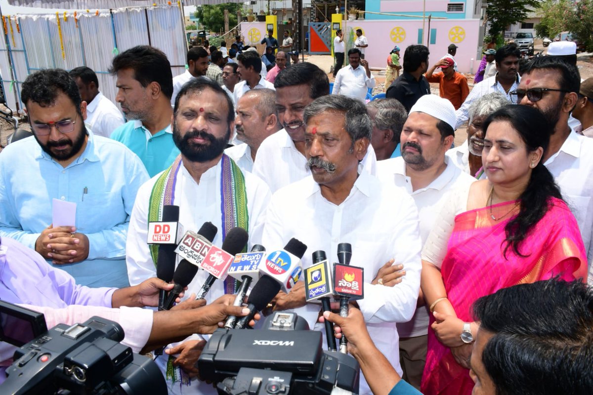 OurKurnool's tweet photo. నగర పౌరులకు క్రీడలు నేర్చుకునే సౌలోభయం కొరకు ఈరోజు జొహరాపురం వార్డు 19 లో KMC క్రికెట్ &amp; టెన్నిస్ అకాడమీల అభివృద్ధికి శంకుస్థాపన చేయడం జరిగింది. కార్యక్రమంలో మేయర్ BY రామయ్య, పాణ్యం MLA కాటసాని రామ్ భూపాల్ రెడ్డి, కమీషనర్ భార్గవ్ తేజ, కార్పొరేటర్లు మరియు అధికారులు పాల్గొన్నారు. https://t.co/vrIqagstav