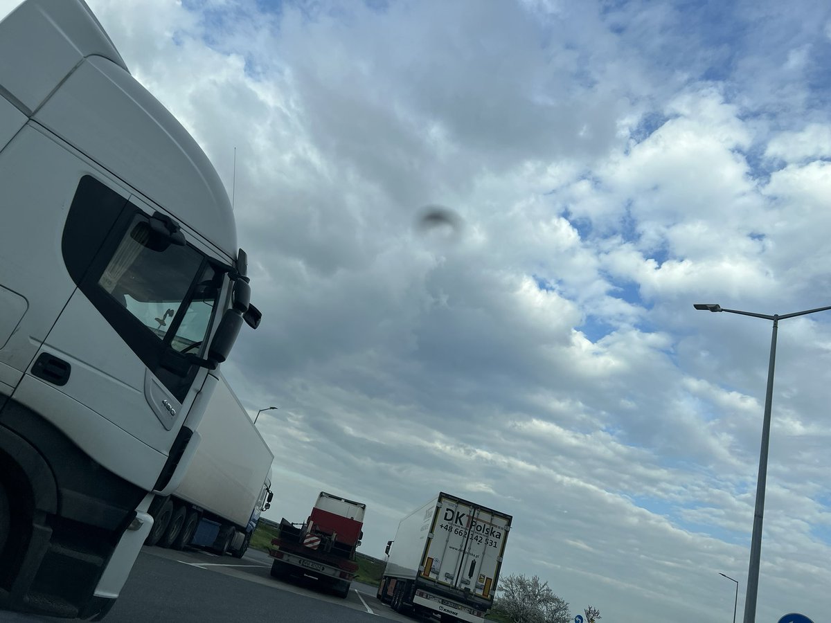 Wracam kulturalnie odcinkiem płatnej autostrady A2 i z tira, którego mijałem,kamień leci prosto w szybę, zostawiajac centymetrowe wypuklenie. 112 odmawia pomocy twierdząc ze to wina zarządcy autostrady, a zarządca że innego kierowcy. Idzie wyegzekwować coś czy jestem w d…?😕