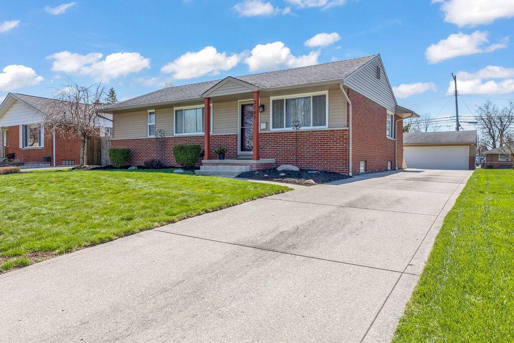 PamOddi's tweet photo. See a virtual tour of my listing on 2707 Glendale Road #GroveCity #OH  #realestate https://t.co/6Et1FqsQwb https://t.co/SfBq8NBYMO